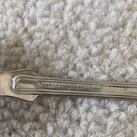 Reed & Barton stainless colonial shell meat serving fork - Picture 5 of 6